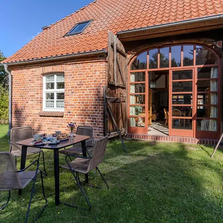 Apartment - 2ez 1dz - 2 Bäder - Ruhig Gelegen - Garten, Küche, Wlan, Parken, Self-check-in, Ventilator- Nahe Schwerin Unesco *