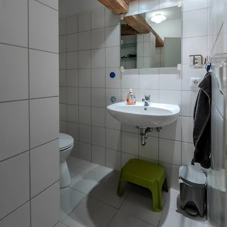 - 2ez 1dz - 2 Baeder - Ruhig Gelegen - Garten, Kueche, Wlan, Parken, Self-check-in, Ventilator- Nahe Schwerin Unesco *